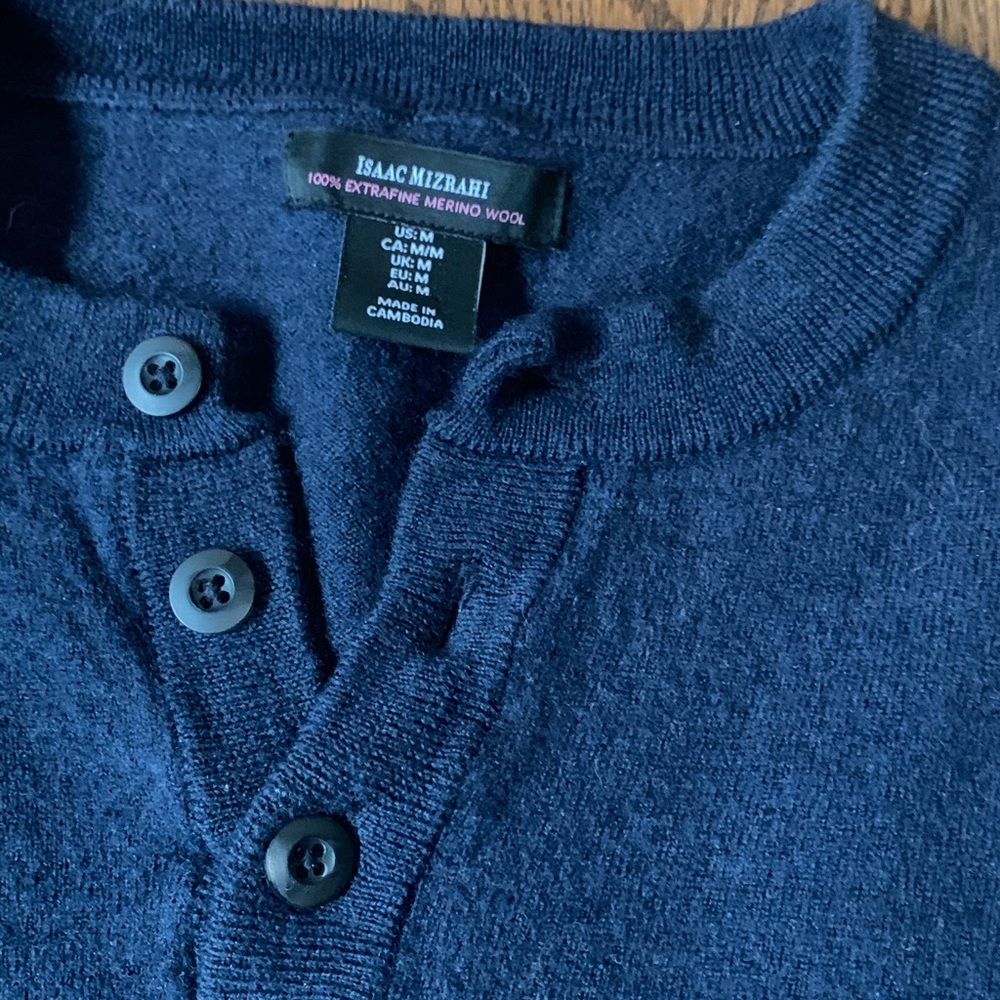 Clean and fitted 100% wool crew neck